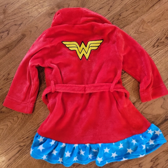 Wonder Woman Robe - Picture 2 of 3